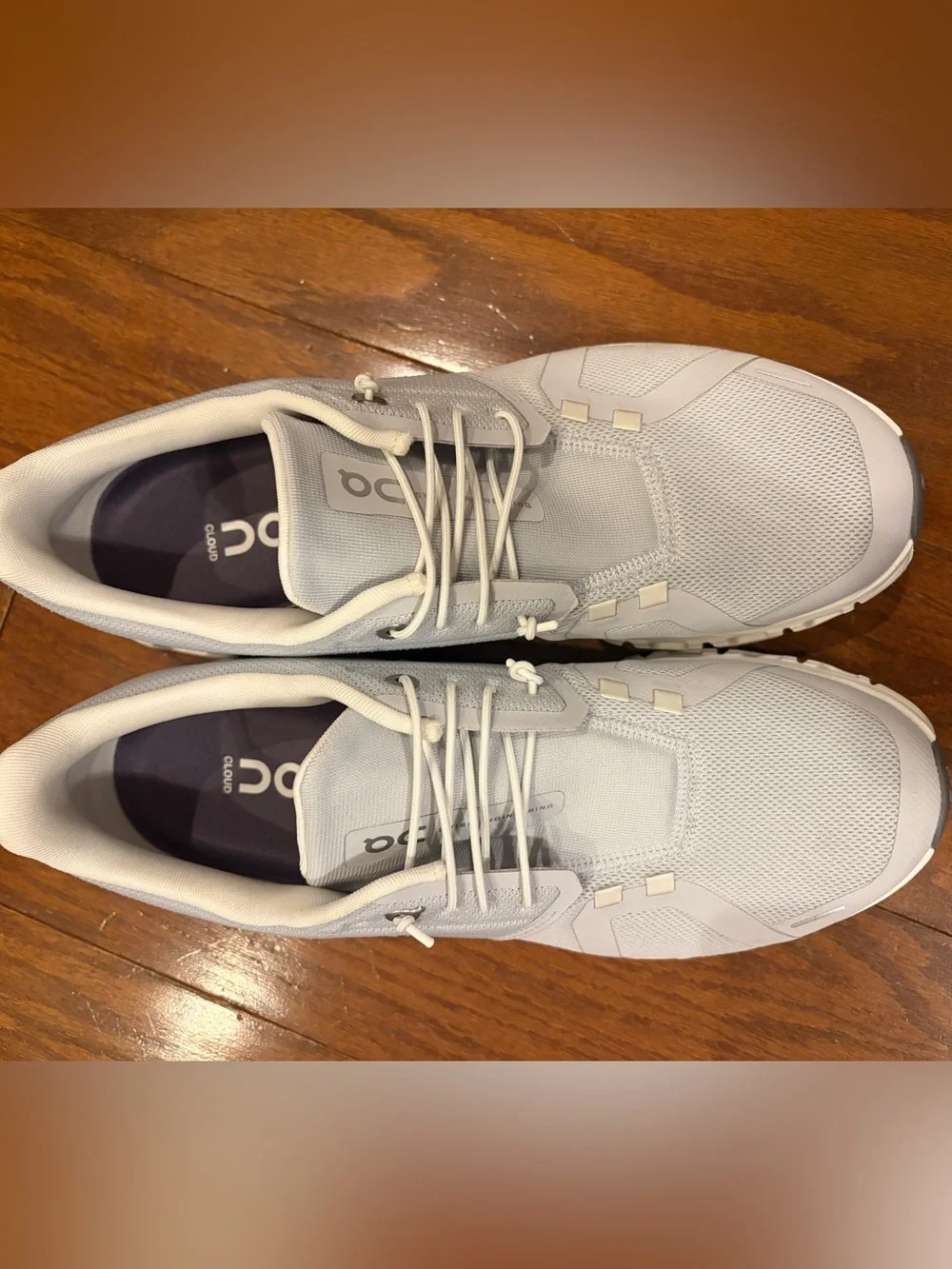 On Running Women’s Cloud 6 Sneakers in Glacier and White